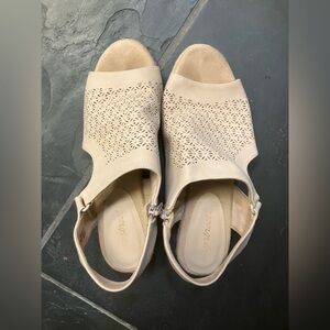 Women’s Size 8 1/2 Easy Street Wide Width Stylish Beige Women's Sandals